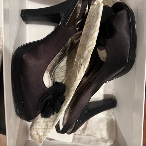 Unlisted size 8M women’s open toe Black high heel flower detail platform 4 inch - Picture 4 of 5